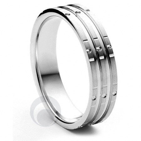 A platinum patterned wedding ring with a polished and matt finish detail.
