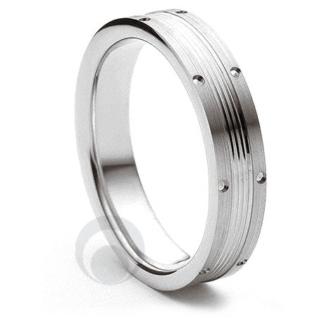 A platinum patterned wedding ring with a polished and matt finish detail.